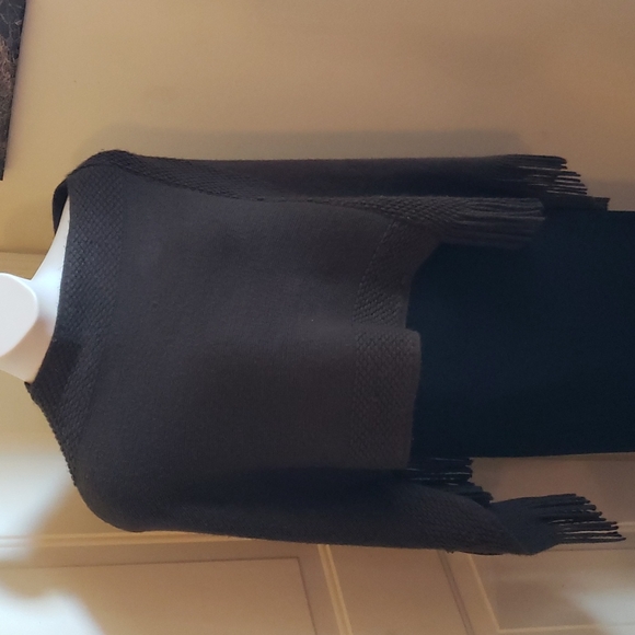 SALE‼️ Poncho ONE SIZE - Picture 2 of 3